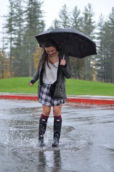 THE DO’S AND DON’TS OF RAINY DAY DRESSING