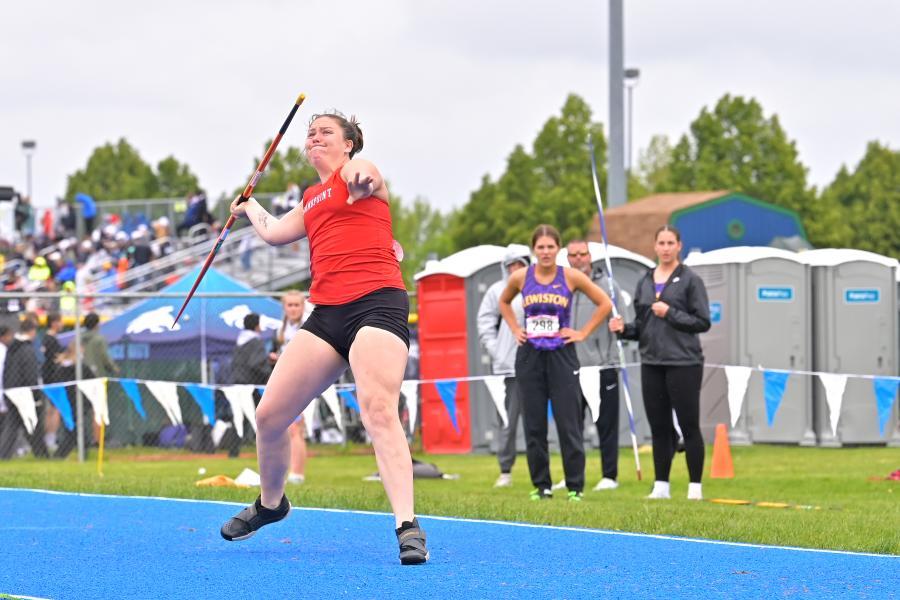 Jetta Thaete throws javelin at state competition