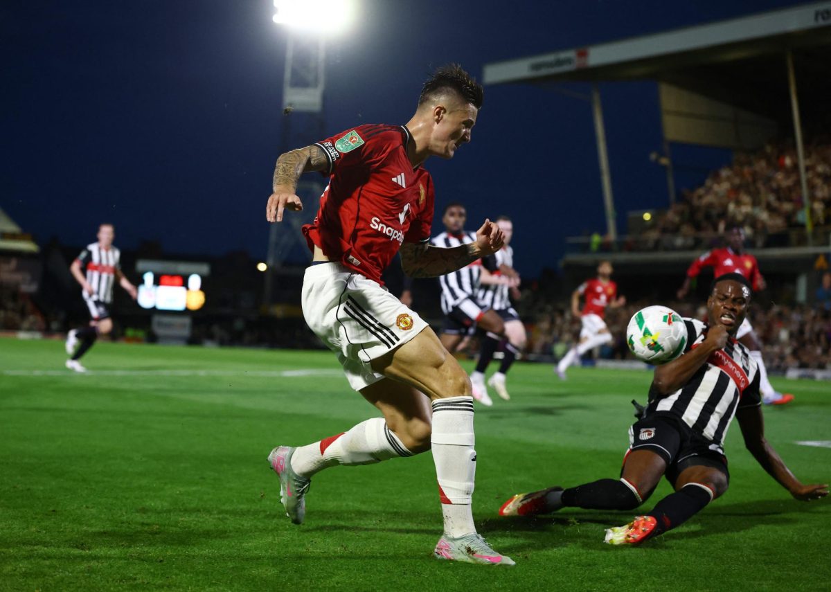 Soccer Football - Carabao Cup - Second Round - Grimsby Town v Manchester United - Blundell Park, Grimsby, Britain - August 27, 2025 Manchester United's Benjamin Sesko in action with Grimsby Town's Tyrell Warren Action Images via Reuters/Lee Smith